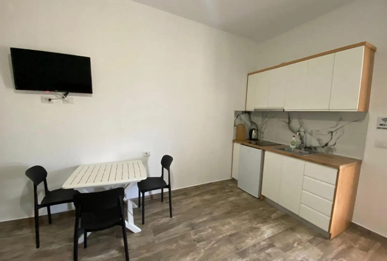 Gray&Oli Studios Vlore 0*,